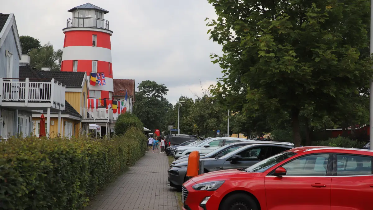 Parkplätze in Wendisch Rietz an der Strandstraße. Wer seinen Pkw abstellen will, muss Parkgebühren bezahlen. Welche Regeln gelten für Anwohner?