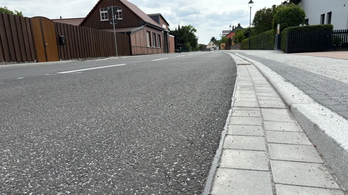Die Bahrensdorfer Straße in Beeskow ist durch den Kreis saniert worden. Die Stadt hat sich ebenfalls beteiligt, auch der Gehweg ist neu gepflastert.