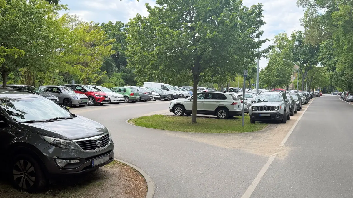 Da die Stellplätze auf dem Parkplatz am Bahnhof Seelow-Gusow nicht ausreichen, stellen die Reisenden ihre Fahrzeuge auch an den Straßenrändern ab.