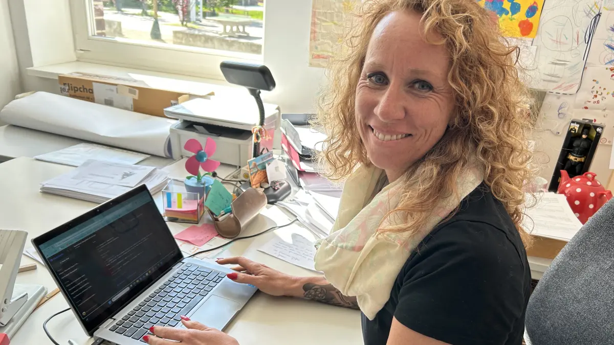 Bianca Schippmann-Bellin ist seit über 11 Jahren Lehrerin am Evangelischen Gymnasium (Evi) in Neuruppin für Informatik und Mathematik. Künstliche Intelligenz spielt in ihrem Unterricht eine Rolle, doch es gibt Grenzen.