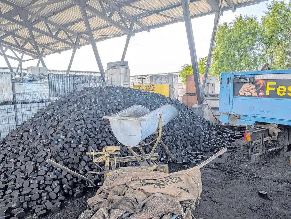 Lose Briketts aus der „Schwarzen Pumpe“ lagern in Lindenberg.