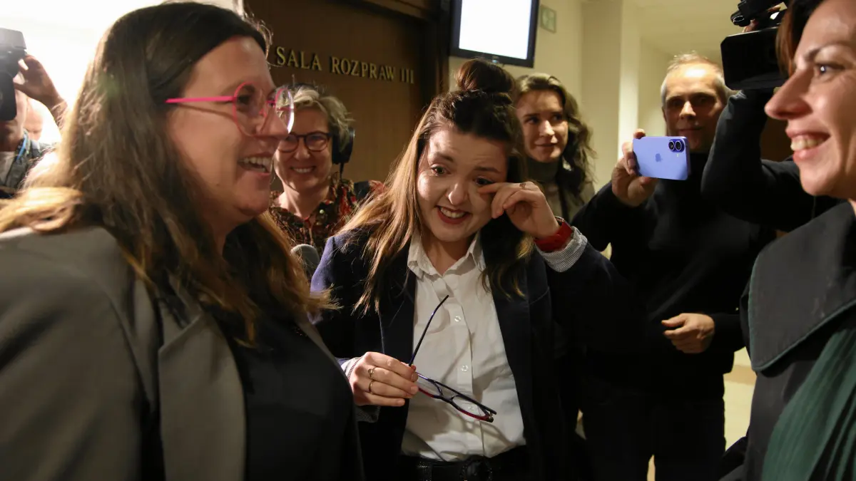 28.04.2026 Lublin . Wojewodzki Sad Administracyjny . Wyrok w sprawie skargi na decyzje Wojewody Lubelskiego Krzysztofa Komorskiego w sprawie odmowy transkrypcji aktu malzenstwa jednoplciowego . Alicja i Jola Sienkiewicz - Prochowicz wziely slub w lipcu 2023 roku na Maderze .
Fot. Jakub Orzechowski / Agencja Wyborcza.pl