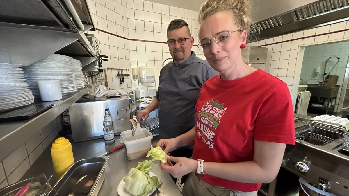 Marko und Nadine Stammann aus Neuruppin haben sich an der Berufsschule kennengelernt. Beide wechselten aus der Pflege in die Gastronomie und arbeiten jetzt gemeinsam in der Küche.