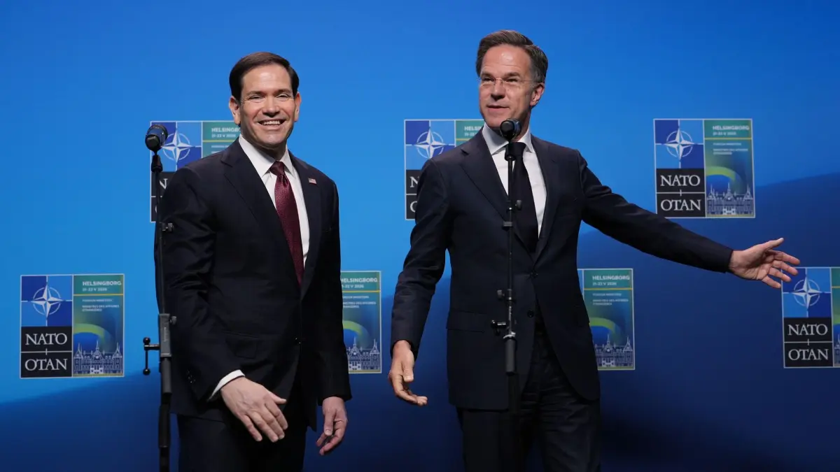 Nato-Außenministertreffen in Schweden: 22.05.2026, Schweden, Helsingborg: US-Außenminister Marco Rubio, links, und NATO-Generalsekretär Mark Rutte verlassen das Podium, nachdem sie eine Erklärung während eines Treffens der NATO-Außenminister in Helsingborg, Schweden, abgegeben haben. Foto: Julia Demaree Nikhinson/Pool AP/dpa +++ dpa-Bildfunk +++