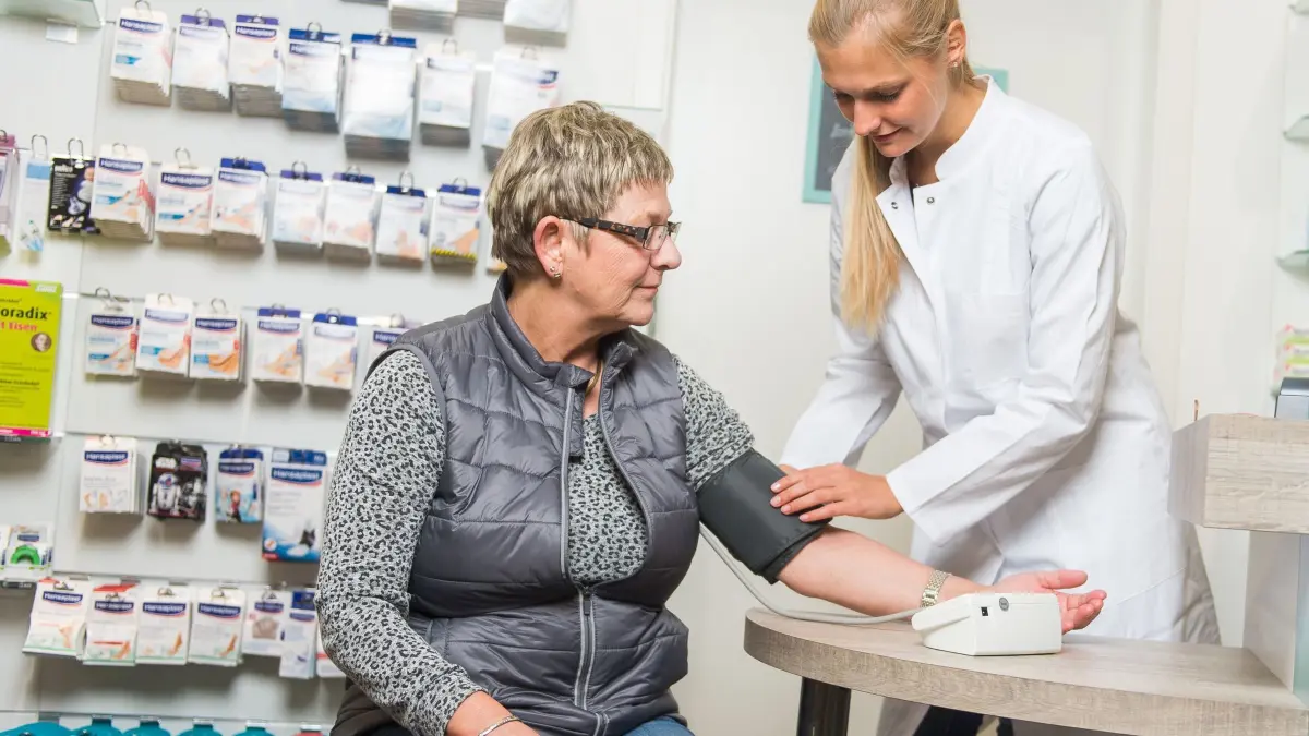 Apothekerin misst den Blutdruck einer Kundin: ILLUSTRATION - Blutdruck im Blick: Patientinnen und Patienten mit blutdrucksenkenden Medikamenten können ihren Blutdruck kostenlos in der Apotheke messen lassen. (zu dpa: «Blutdruckmessung bis Arznei-Check: Was in der Apotheke geht») Foto: Benjamin Nolte/dpa-tmn - Honorarfrei nur für Bezieher des dpa-Themendienstes +++ dpa-Themendienst +++