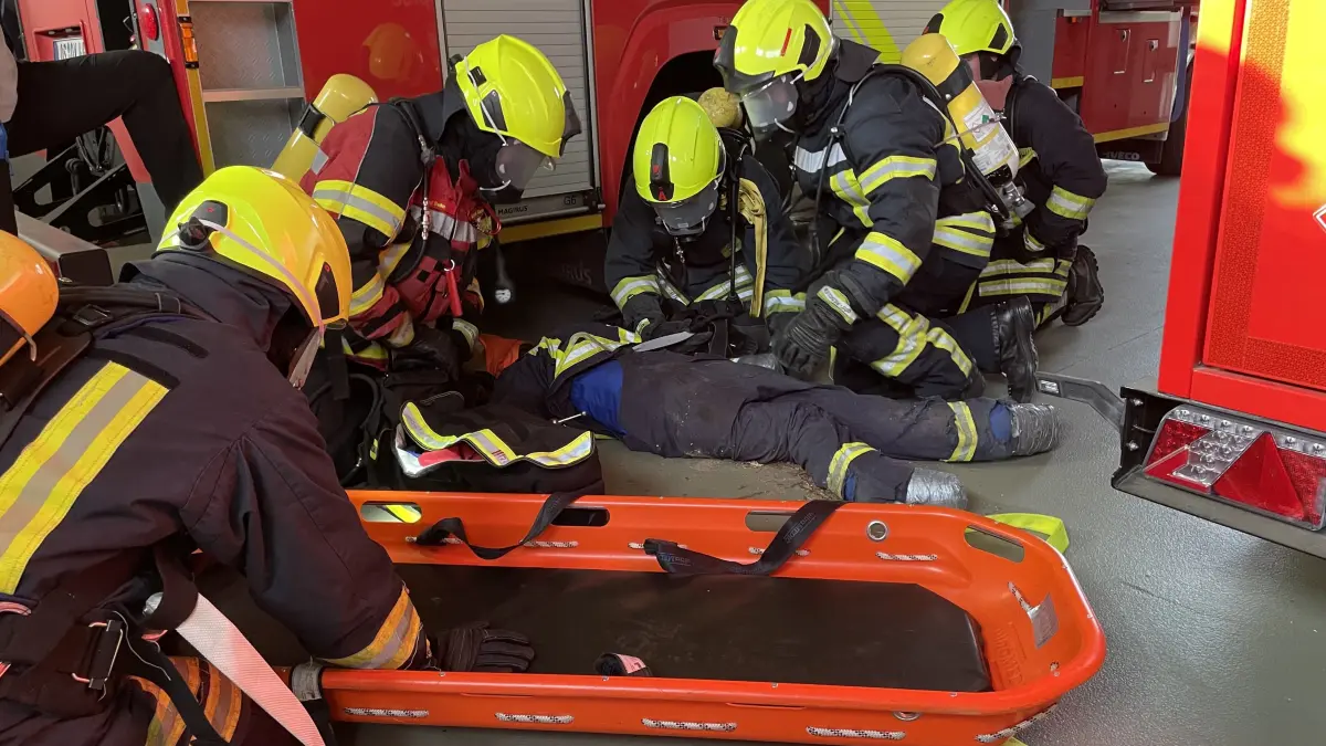 Das Rapid Intervention Team (RIT) der Freiwilligen Feuerwehr Storkow trainiert unter simulierten Ernstfall-Bedingungen die Rettung eines Kameraden. Ihr Können beweisen sie bei der bevorstehenden Mayday Rescue Challenge in Hannover.