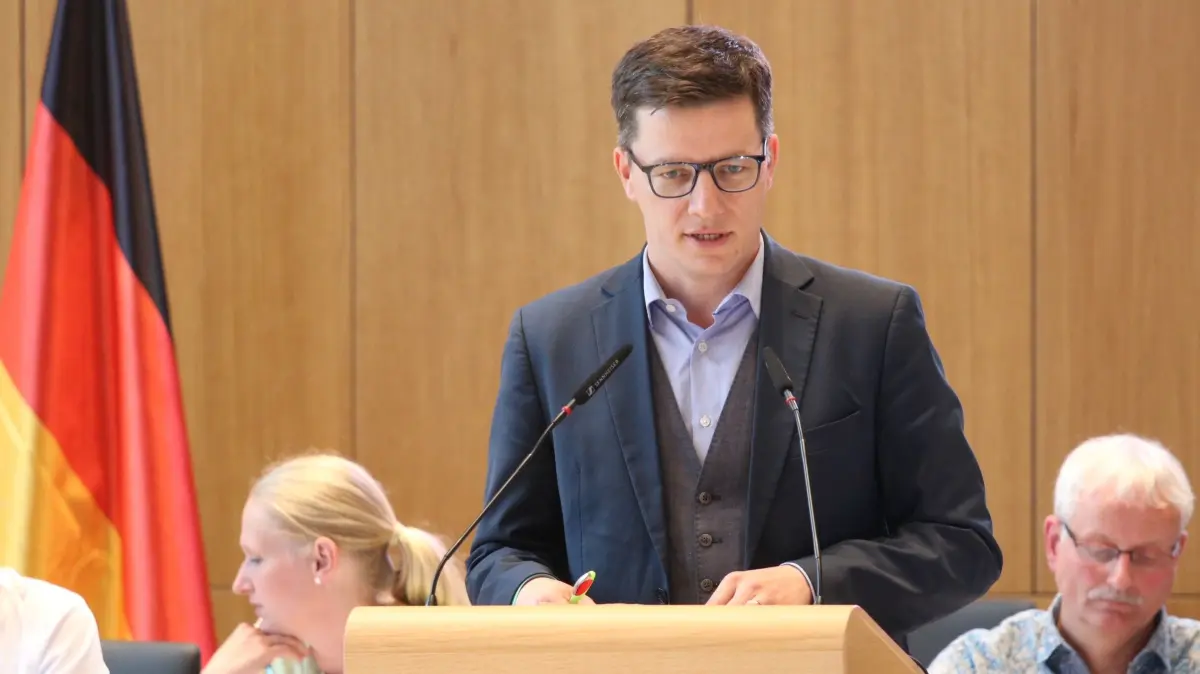 Der Beigeordnete und Kämmerer Claus Junghanns informiert am Donnerstag (21.05.2026) in der Stadtverordnetenversammlung Frankfurt (Oder) über die Nichtgenehmigung des Haushaltes.