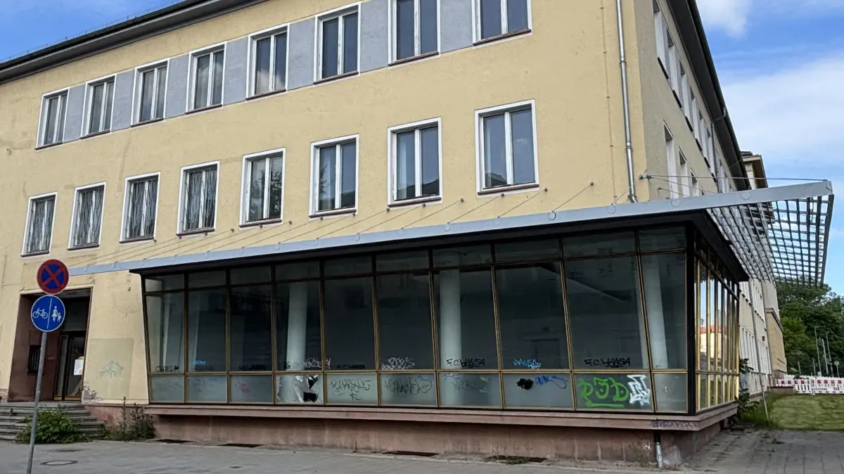 Unkraut, Graffiti-Schmierereien, eingeschmissene Scheiben: Das leer stehende Postgebäude direkt neben dem Rathaus in Eisenhüttenstadt wird immer mehr zum Problemfall. Die Stadt ist alarmiert.