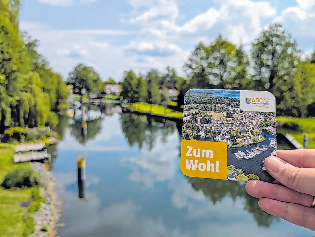 Als Einstimmung aufs Fest gibt es auch zum Jubiläum passende Bierdeckel.⇥Foto: Marie Lindner