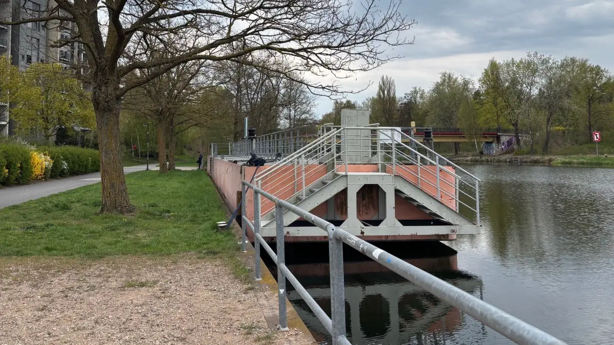 Der Schiffsanleger aus Frankfurt (Oder) bei seiner wochenlangen Stippvisite im Oder-Spree-Kanal in Eisenhüttenstadt. Inzwischen ist der Ponton in die Oderwerft zurückgebracht worden.