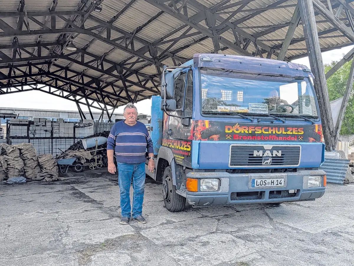 Seit zehn Jahren ist Detlef Schulze mit „Dorfschulzes Brennstoffhandel“ für viele Menschen in der Region ein verlässlicher Ansprechpartner rund ums Heizen – ob Kohle oder Kaminholz. ⇥Fotos: Marie Lindner