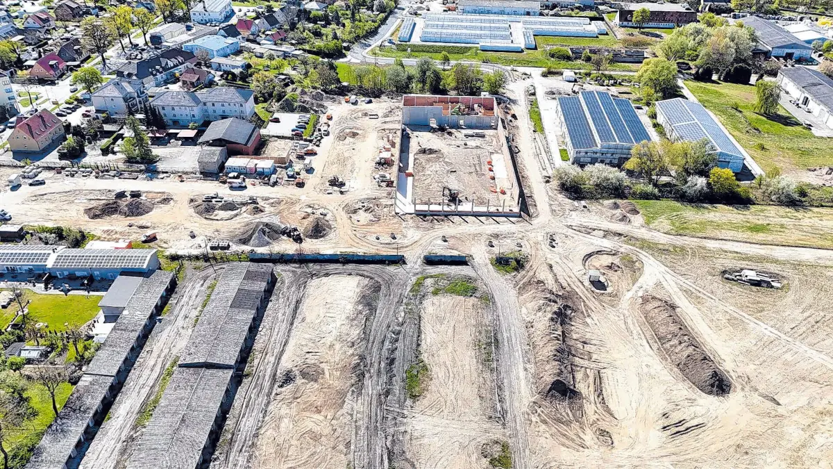 Das weitläufige Gelände von Seelow-Süd aus der Luft fotografiert. Wo jetzt noch Brachflächen sind, werden in den nächsten Jahren Straßen, Häuser und Vorgärten entstehen. ⇥Foto: Stadt Seelow