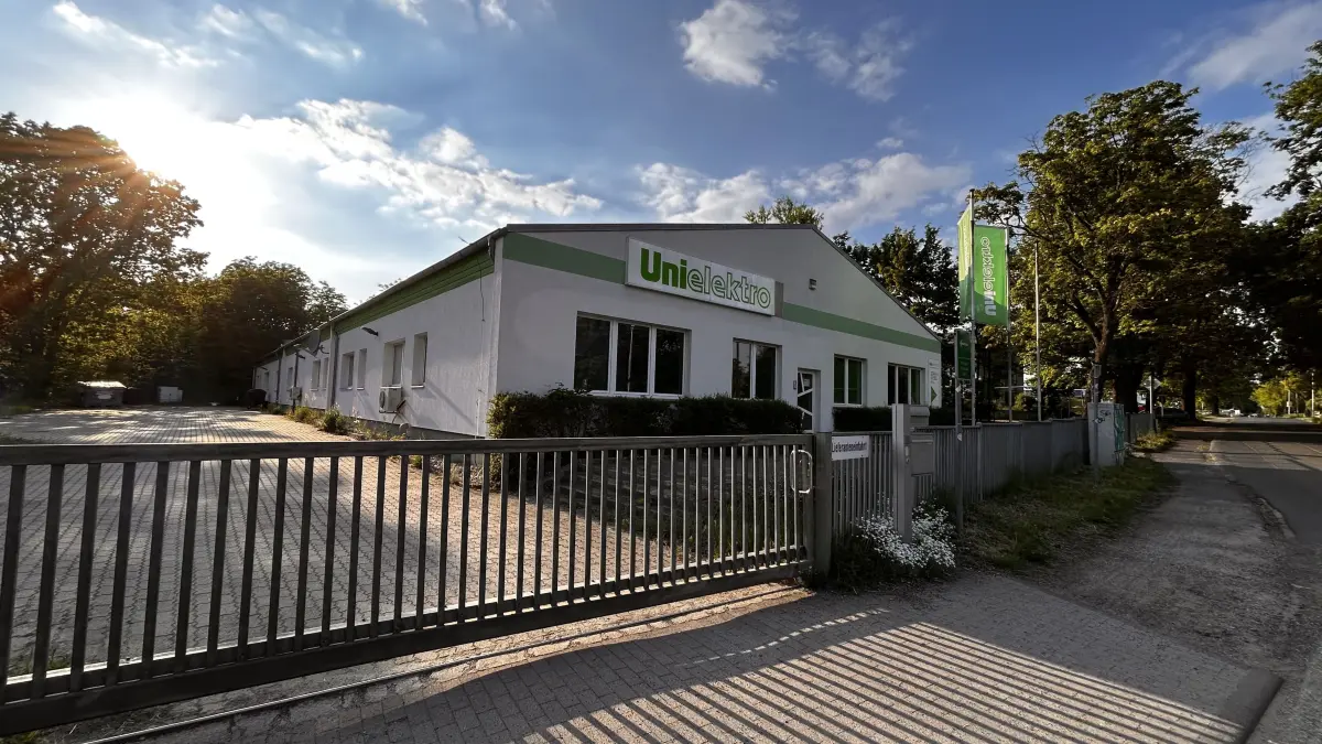 Könnte auf dem Grundstück von Uni Electro in Woltersdorf bald ein Mehrfamilienhaus entstehen?
