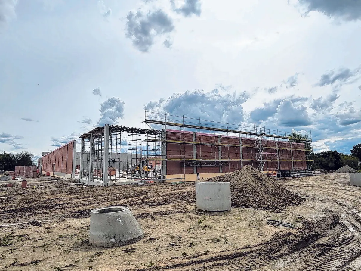 Beeindruckende Ausmaße: Die Grundmauern für das neue Edeka-Center Hübner stehen bereits, und lassen erahnen, wie groß es werden wird. ⇥Fotos (2): Bernd Röseler