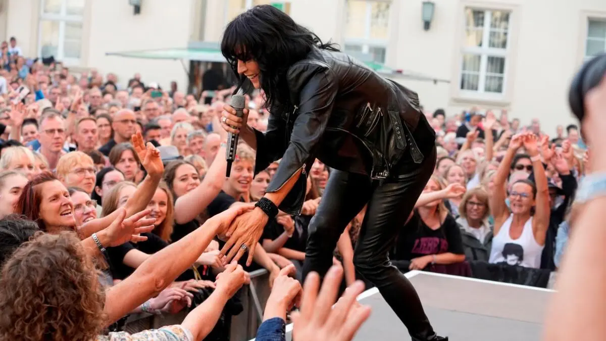 Nena in Aktion: Die Pop-Ikone, hier im Sommer 2025 beim Fan-Kontakt während ihres Konzertes in Oranienburg, kommt am 14. August nach Eberswalde.