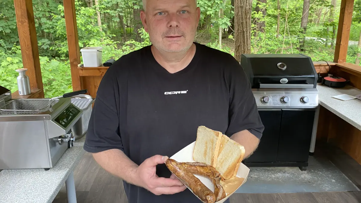 Kulinarische Spezialität auf einem Campingplatz: De Betreiber des Naturcampingplatzes Großer Treppelsee reicht zwei Bison-Bratwürste. Dazu gibt es eine handgefertigte Spezialsoße für Wildprodukte.