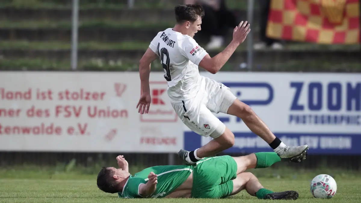 Fussball : Fürstenwalde, Fussball Brandenburgliga, Union Fürstenwalde - 1. FC Frankfurt, und it's derby time, Gelbe Karte holte sich Christian Mlynarczyk für diese Aktion gegen Lennox Liebner ab
22.05.2026 FOTO BENK