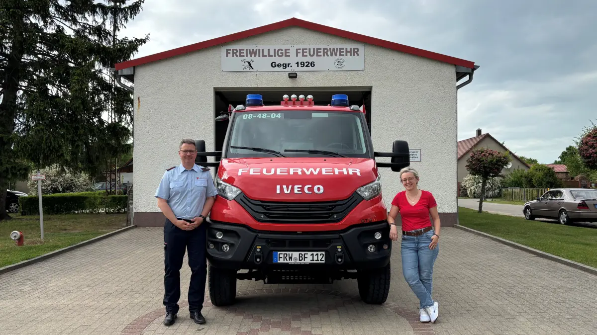 Ortswehrführer Christian Golbs und die Vorsitzende des Fördervereins Feuerwehr Bliesdorf, Juliane Golbs, vor dem Gerätehaus. Beide freuen auf die 100-Jahr-Feier auf dem Sportplatz.