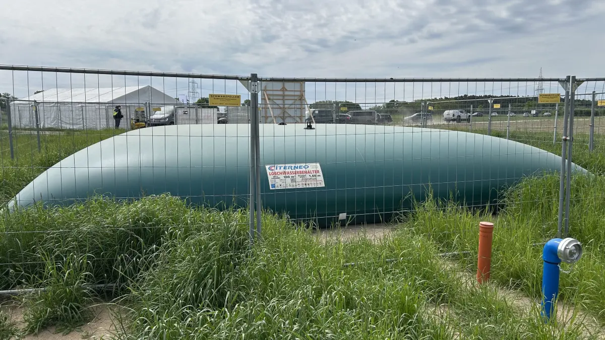 Das Löschwasserkissen am Eingang des großen Solarparkabschnitts bei Heinersdorf