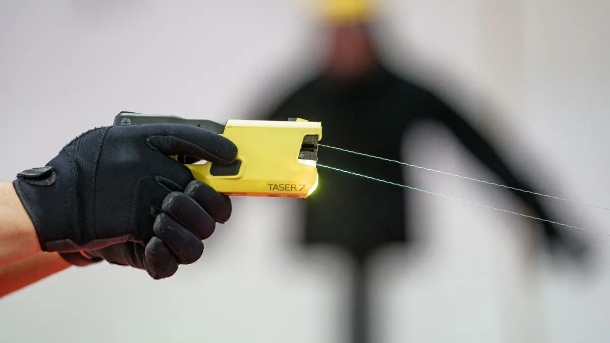Taser im Einsatz.: ARCHIV - 14.03.2022, Schleswig-Holstein, Kiel: Beamte der Landespolizei in Schleswig-Holstein demonstrieren den Einsatz eines «Taser 7». (zu dpa: «Wie oft die Polizei im Saarland Taser einsetzt») Foto: Axel Heimken/dpa +++ dpa-Bildfunk +++