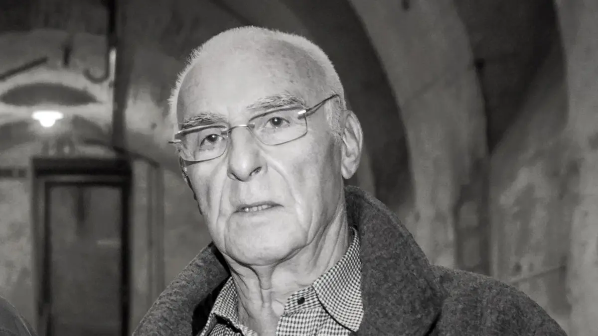 Fluchthelfer Herschel gestorben: ARCHIV - 28.09.2017, Berlin: Der Zeitzeuge Hasso Herschel steht in einem alten Kellergewölbe der ehemaligen Oswald-Berliner-Brauerei. Der Fluchthelfer Herschel, der etlichen Menschen aus der DDR in den Westen geholfen hatte, ist gestorben. Foto: Gregor Fischer/dpa +++ dpa-Bildfunk +++