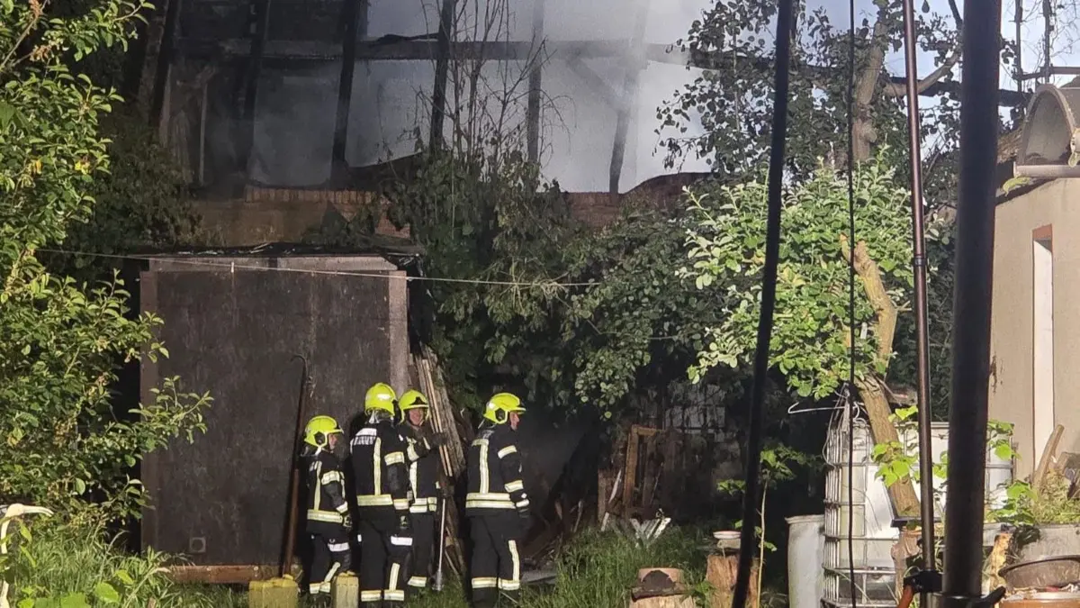 Löscharbeiten in Altfriedland bei Neuhardenberg: Kurz vor Mitternacht wurden die Feuerwehren der Region am 22. Mai alarmiert. Das Löschen dauerte einige Stunden.
