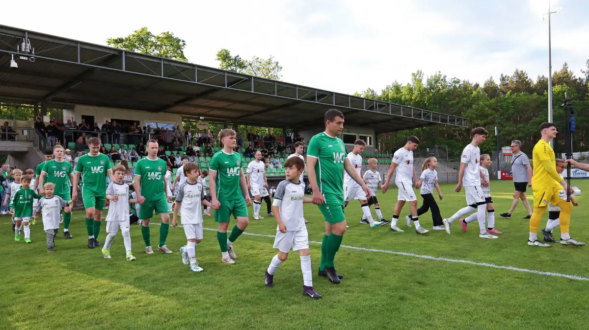 Fussball : Fürstenwalde, Fussball Brandenburgliga, Union Fürstenwalde - 1. FC Frankfurt, und it's derby time, Einlaufen mit u.a. Christian Mlynarczyk m.v. grün
22.05.2026 FOTO BENK