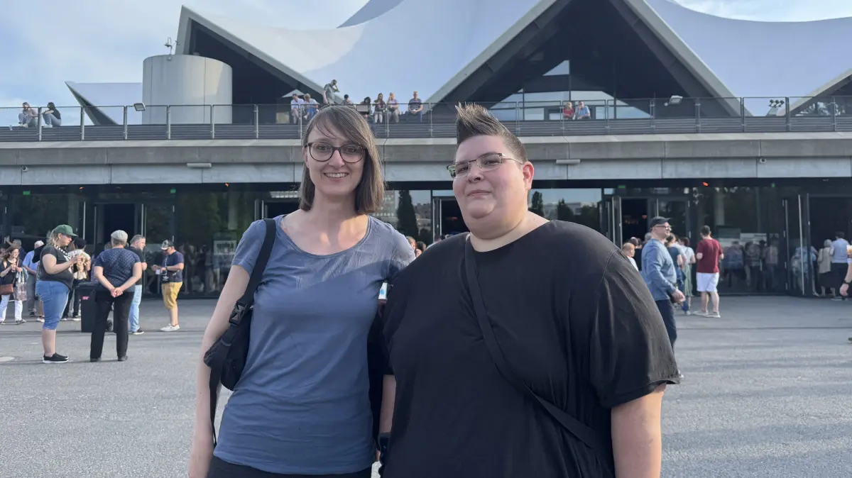 Für die Prinzen ist ihnen kein Weg zu weit: Die Super-Fans Yvonne (l.) und Nicola vor dem "Symphonica"-Konzert im Tempodrom Berlin.