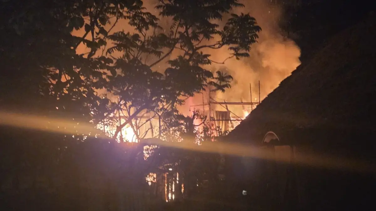Feuer weithin sichtbar: In Altfraideland hat in der Nacht zum 23. Mai eine große Scheune gebrannt. Verletzt wurde niemand.