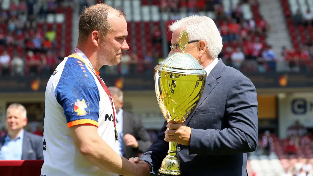 Fussball Landespokal Brandenburgt 2025/2026 Finale FC Energie Cottbus - VfB Krieschow 1921: 11 Andy Hebler (Krieschow) bekommt den Brandenburger Landespokal überreicht
