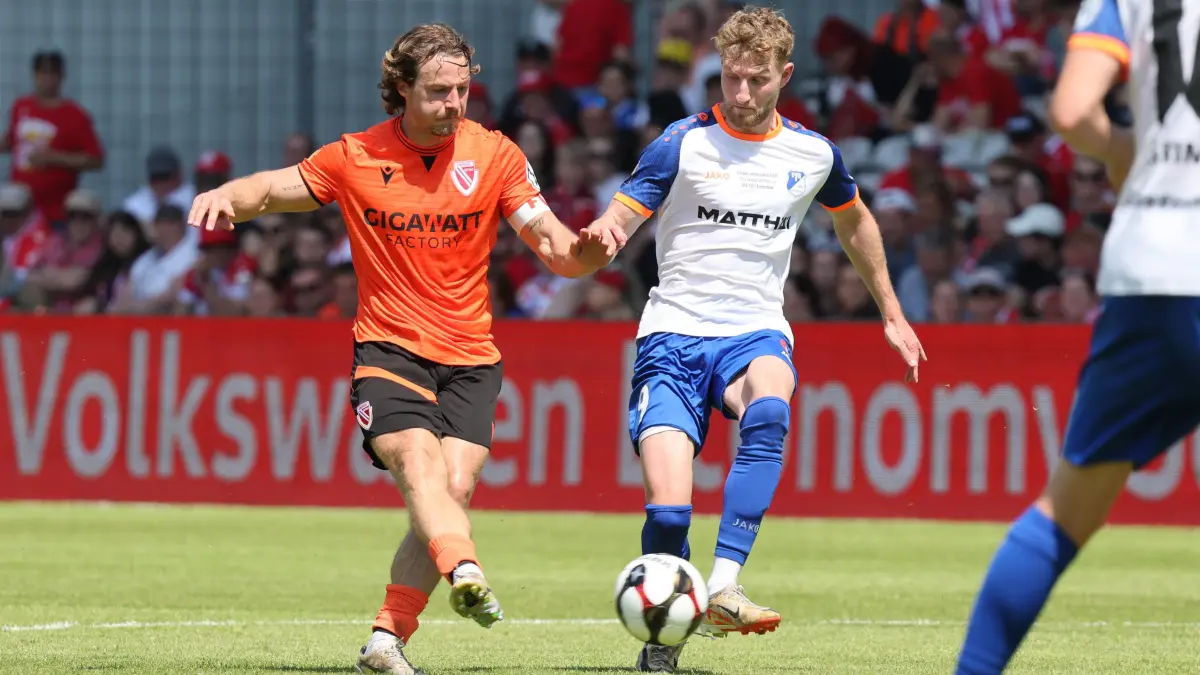 Fussball Landespokal Brandenburgt 2025/2026 Finale FC Energie Cottbus - VfB Krieschow 1921: 6 Jonas Hofmann (Energie Cottbus, l.), 9 Leo Felgenträger (Krieschow)