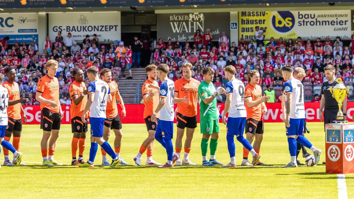 Finale im Pokal Brandenburg VfB Krieschow - FC Energie Cottbus: Fußball, Männer: Finale im Landespokal Brandenburg VfB Krieschow - FC Energie Cottbus, LEAG Energie Stadion. Die Spieler beider Mannschaften begrüßen sich.