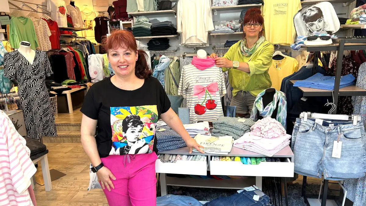 Voller Vorfreude auf die 23. Eberswalder Shoppingnacht: Dana Kasch (l.), Inhaberin von Kokada Fashion, hier in ihrer Boutique mit Verkäuferin Doreen Arndt, organisiert das besondere Einkaufsvergnügen im Auftrag des Stadtvereines E.