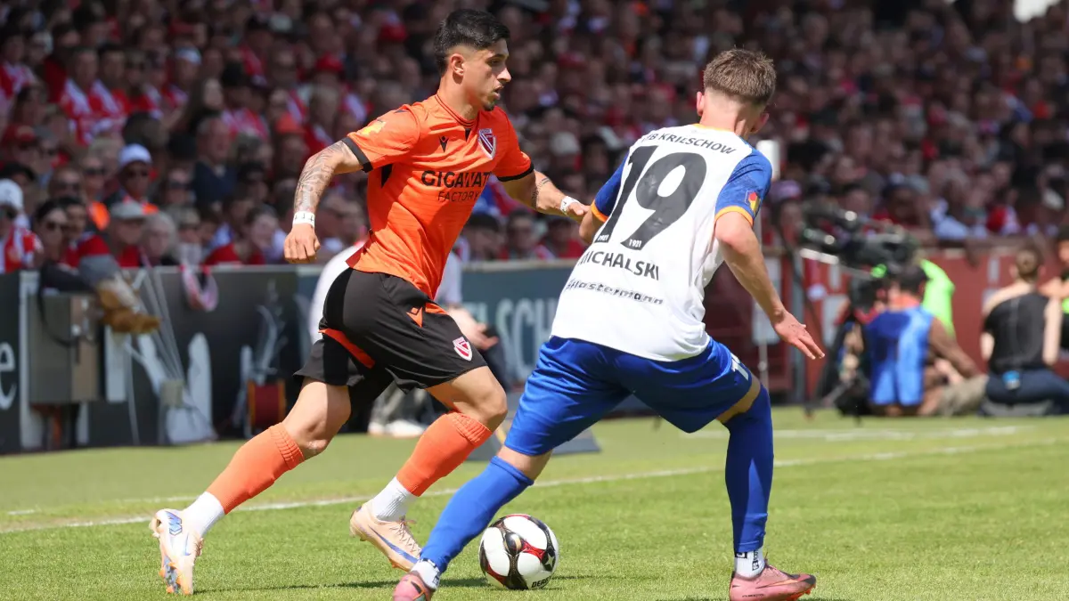 Fussball Landespokal Brandenburgt 2025/2026 Finale FC Energie Cottbus - VfB Krieschow 1921: 19 Jannis Boziaris (Energie Cottbus, l.), 19 Toby Michalski (Krieschow)