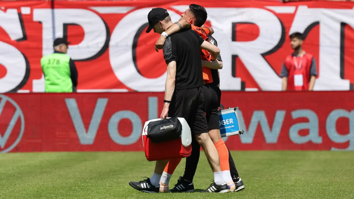 Fussball Landespokal Brandenburgt 2025/2026 Finale FC Energie Cottbus - VfB Krieschow 1921: 19 Jannis Boziaris (Energie Cottbus) verlässt verrletzt das Feld
