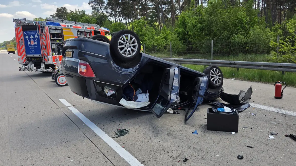 Schwerer Unfall auf der A12 bei Briesen: Hier hat sich ein Auto überschlagen.