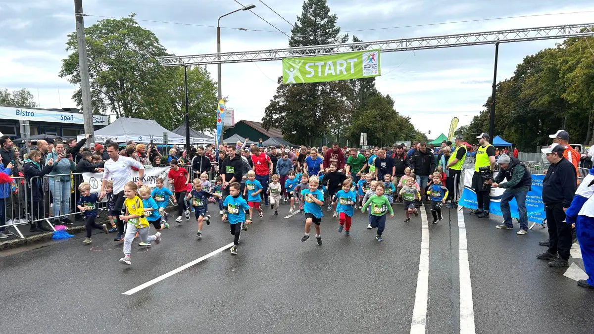 Startschuss für die Bambinis: Beim Eberswalder Stadtlauf, hier ein Foto aus 2025, dürfen sich auch die Jüngsten mächtig ins Zeug legen.