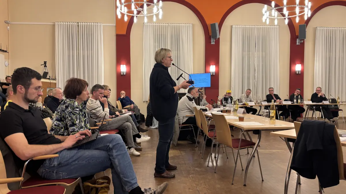 Wer wie hier in der Einwohnerfragestunde Anliegen in der Sitzung der Gemeindevertretung vorbringen möchte, muss das immer noch persönlich vor Ort tun. Verfolgen kann man die Sitzungen ab Oktober voraussichtlich jedoch per Livestream.