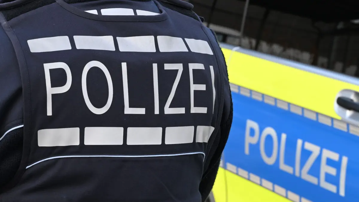 Polizei: ARCHIV - 03.12.2024, Baden-Württemberg, Stuttgart: Der Schriftzug «Polizei» ist auf einem Einsatzfahrzeug und auf der Dienstkleidung der Polizei aufgebracht. (zu dpa: «Angriff in Mannheim: Polizei nimmt zwei Verdächtige fest») Foto: Bernd Weißbrod/dpa +++ dpa-Bildfunk +++