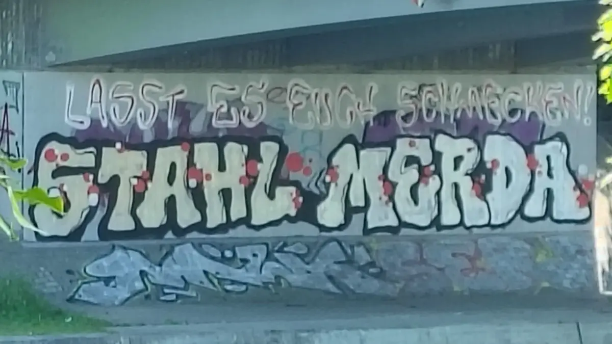 Fans von Stahl Brandenburg auf der Auswärtsfahrt nach Werder attackiert von einer Brücke in Brandenburg Havel und mit einem Schriftzug, 23. Mai 2026, Tor auf Dampfern zum Spiel der Brandenburgliga
