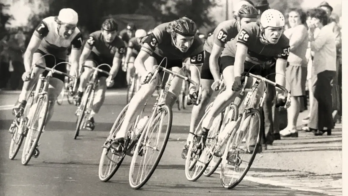 Doksany. 28. Internationale Friedensfahrt. Gerhard Lauke (rechts), Neuling bei der Friedensfahrt, auf der 4. Etappe neben Giuseppe Martinelli (Italien), Michael Wishart (GB) und Stojan Bobekow (Bulgarien, v.r.) Foto vom 13. Mai 1975 Foto: Rainer Mittelstädt/Sammlung Gerhard Lauke