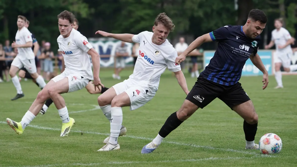 Fussball : Schöneiche, Fussball Brandenburgliga, Germania Schöneiche - TuS Sachsenhausen, v.v.l. Marlon Huth, Dennis Wulff und Deniz Citlak welcher den Ausgleich zum 1 : 1 besorgte
FOTO BENK 24.05.2026