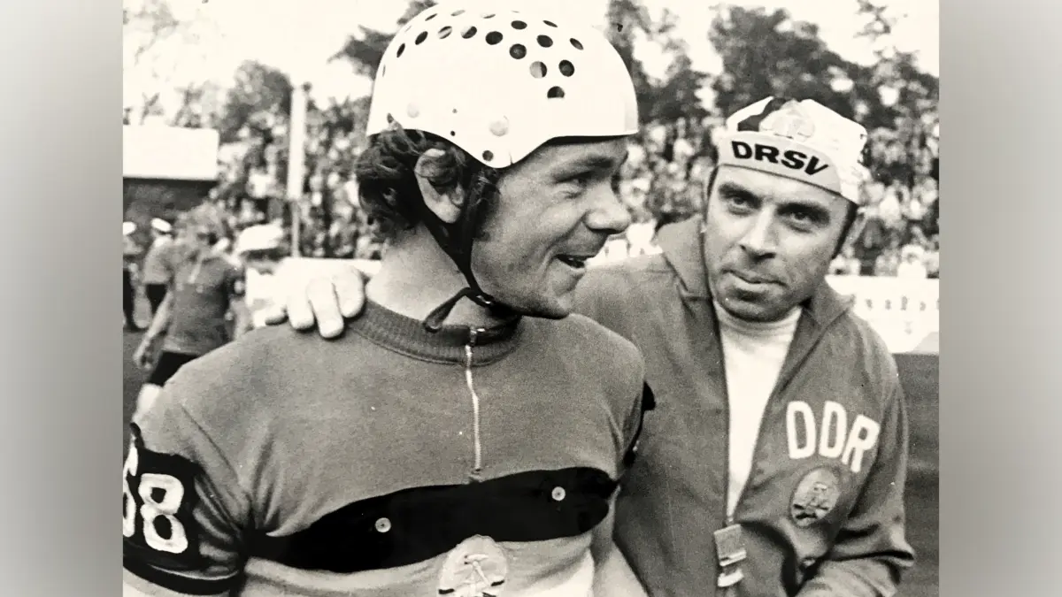 Zielona Góra. 28. Internationale Friedensfahrt. Gerhard Lauke, Neuling bei der Friedensfahrt, freut sich mit DDR-Mannschaftstrainer Klaus Ampler über seinen 2. Platz auf der 9. Etappe. 20. Mai 1975. Foto: Rainer Mittelstädt/Sammlung Gerhard Lauke