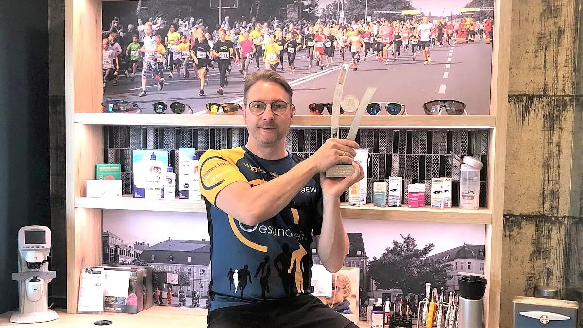 Mit Sieger-Pokal: René Hoffmann, genannt Hoffi, organisiert seit 20 Jahren den Stadtlauf in Eberswalde. Ab der 21. Ausgabe des Sportfestes in Bewegung möchte er die Veranstalter aus der zweiten Reihe heraus unterstützen.