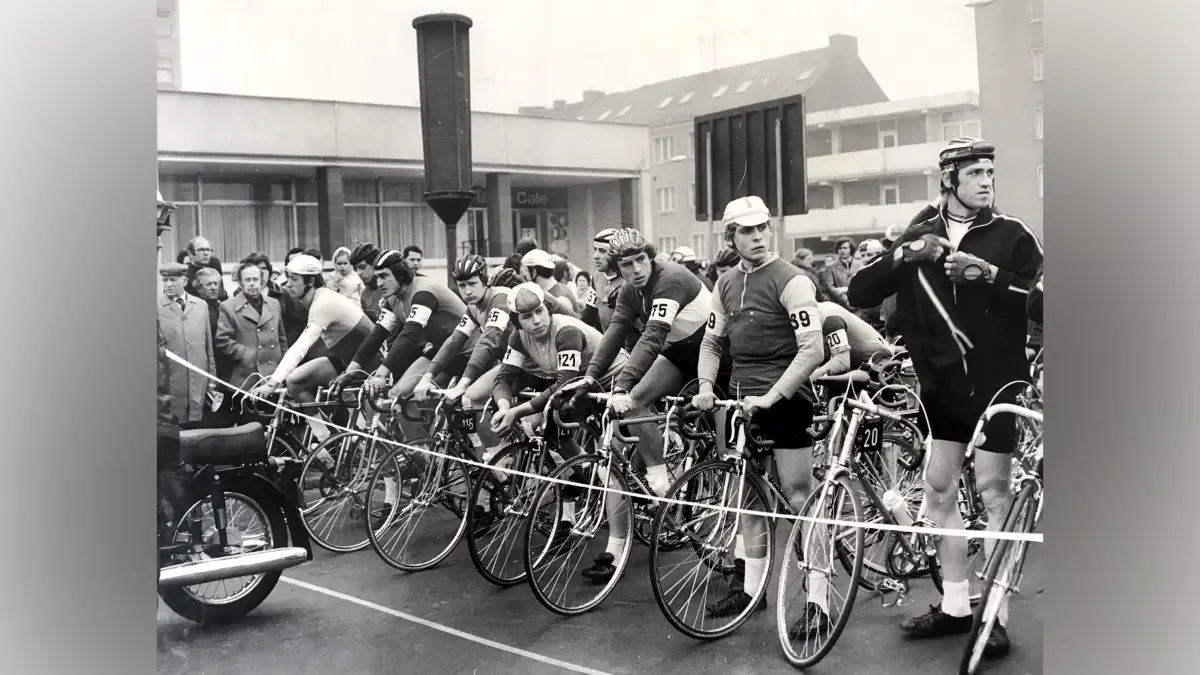 Frankfurt (Oder). 29. Internationale Friedensfahrt. Ehrenstart zur 11. Etappe am 21. Mai 1976 vor dem Hotel "Stadt Frankfurt". Foto: Sammlung Gerhard Lauke - honorarfrei für Märkisches Medienhaus