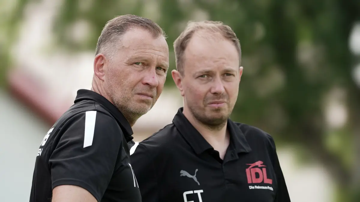 Fussball : Schöneiche, Fussball Brandenburgliga, Germania Schöneiche - TuS Sachsenhausen, Trainer Torsten Thiel vor Co. Fabio Tettenborn
FOTO BENK 24.05.2026