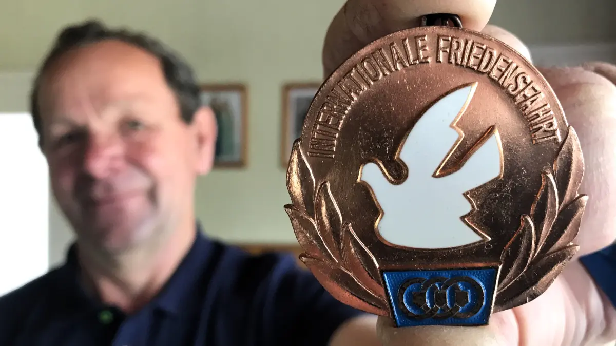 Wiesenau. Gerhard Lauke, früherer Radsportler, zeigt seine Bronzemedaille, die er als Drittplatzierter der Gesamtwertung bei der 29. Internationalen Friedensfahrt 1976 erhalten hat. Foto vom 19.05.2026 Foto: Frank Groneberg