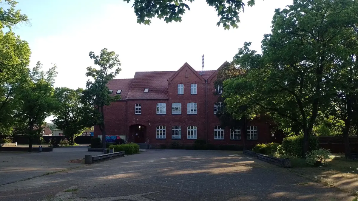 Baujahr 1904/05: Das backsteinerne Gebäude an der August-Bebel-Straße ist als Erweiterungsbau der Ketschendorfer Schule im heutigen Fürstenwalde Süd entstanden. Aktuell hat die Juri-Gagarin-Oberschule dort ihr Domizil.