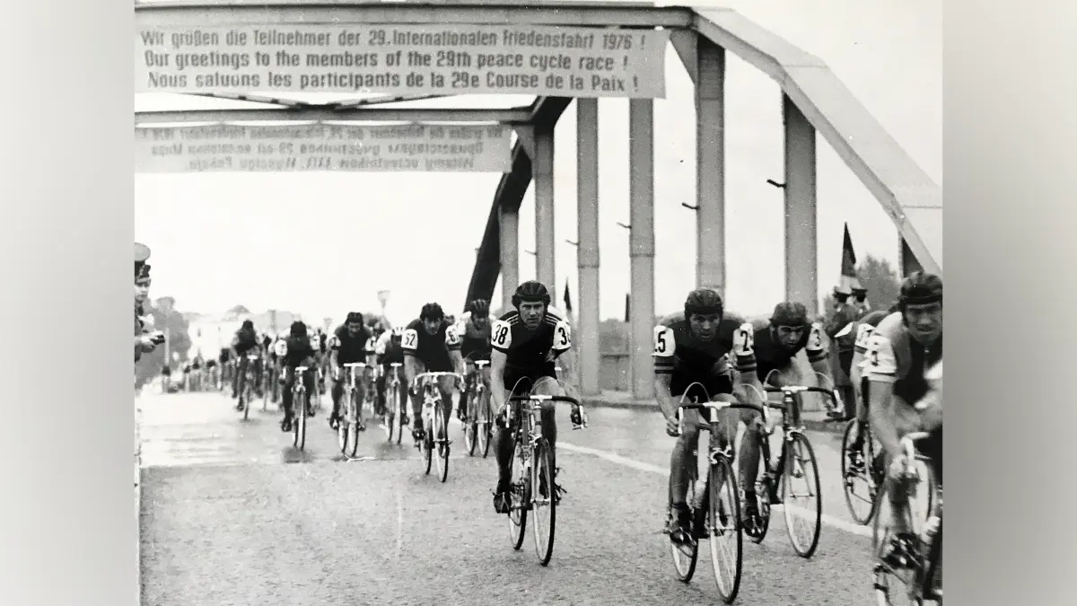 Frankfurt (Oder). 29. Internationale Friedensfahrt. 10. Etappe Pniewy - Frankfurt (Oder). Das Fahrerfeld passiert die Oderbrücke (Friedensbrücke) von Słubice nach Frankfurt (Oder). Foto vom 20.05.1976 Foto: NeuerTag/Sammlung Gerhard Lauke - honorarfrei für Märkisches Medienhaus