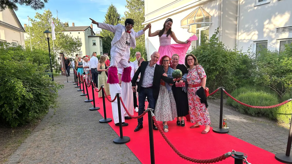 Schlange stehen in Eberswalde: Schon der Einlass zum Brillenball im Haus Schwärzetal ist ein Spektakel. Die Feiernden werden von Akteuren des Comedytheaters Loch Lachos aus Dessau in Empfang genommen.